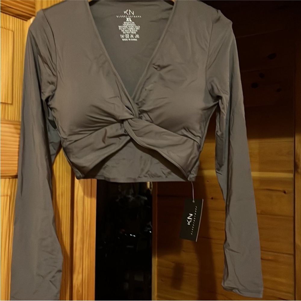 Klassy Network TWIST KNOT LONG SLEEVE
BRAMI (CROP) Size XL NWT - Picture 7 of 8